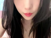 جميلة صينية تستمني على السرير