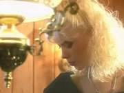 الجمال الأشقر والرجل يتمتعان بالمتعة الجنسية