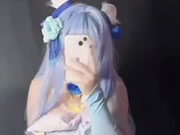 فتاة لطيف يلتقط صورة شخصية بالإصبع بوسها